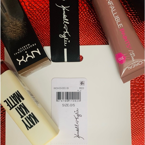 Makeup Gift Set Kendall and Kylie Cosmetic Bag ( 2 pieces) and 4 Items - Picture 5 of 5